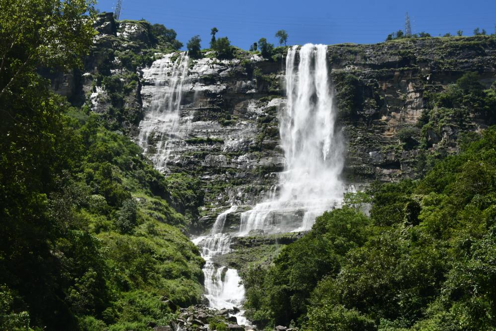 प्रकृतिको सुन्दर उपहार: भाङ्गे झरना (फाेटाे/भिडियाे)