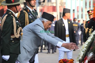 सिंहदरबार पुगेर राष्ट्रपति पाैडेलले गरे पृथ्वीनारायण शाहको शालिकमा माल्यार्पण (तस्बिरहरु)