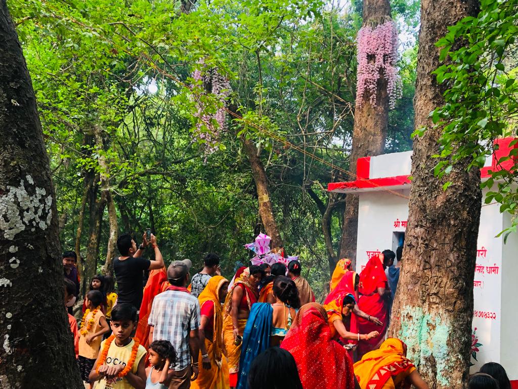 वैशाख १ गते मात्र फूल्ने सलहेश फूल हेर्न दर्शनार्थीको भिड