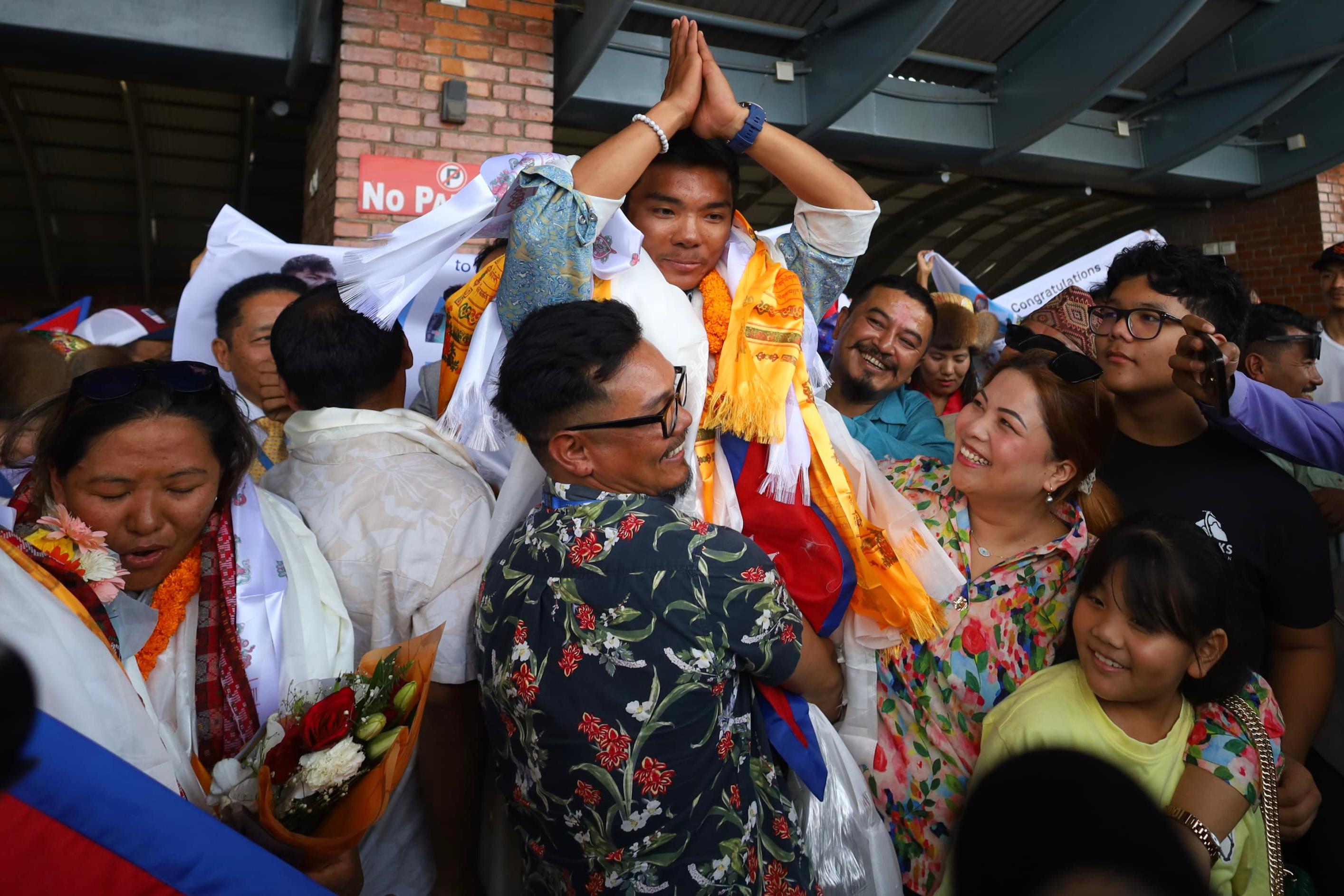 विमानस्थलमा विश्व कीर्तिमानी नेपाली आरोहीलाई भव्य स्वागत (तस्बिरहरू)