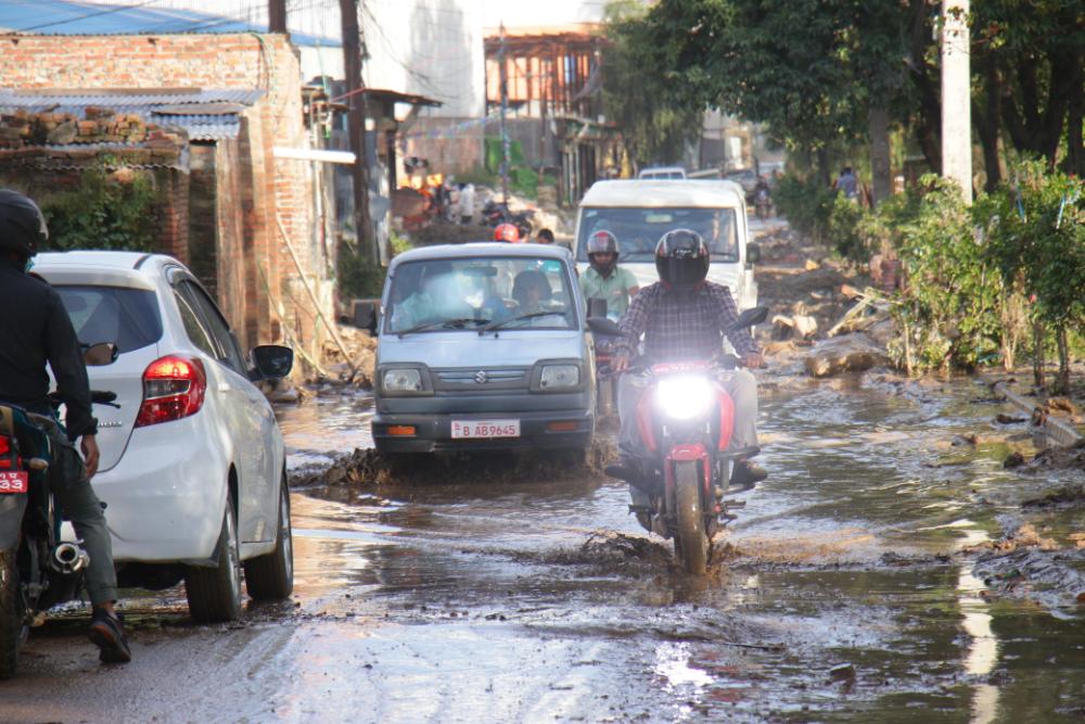 उपत्यकामा बाढीको असरः हिलो र धुलोको दोहोरो समस्या (तस्बिरहरु)