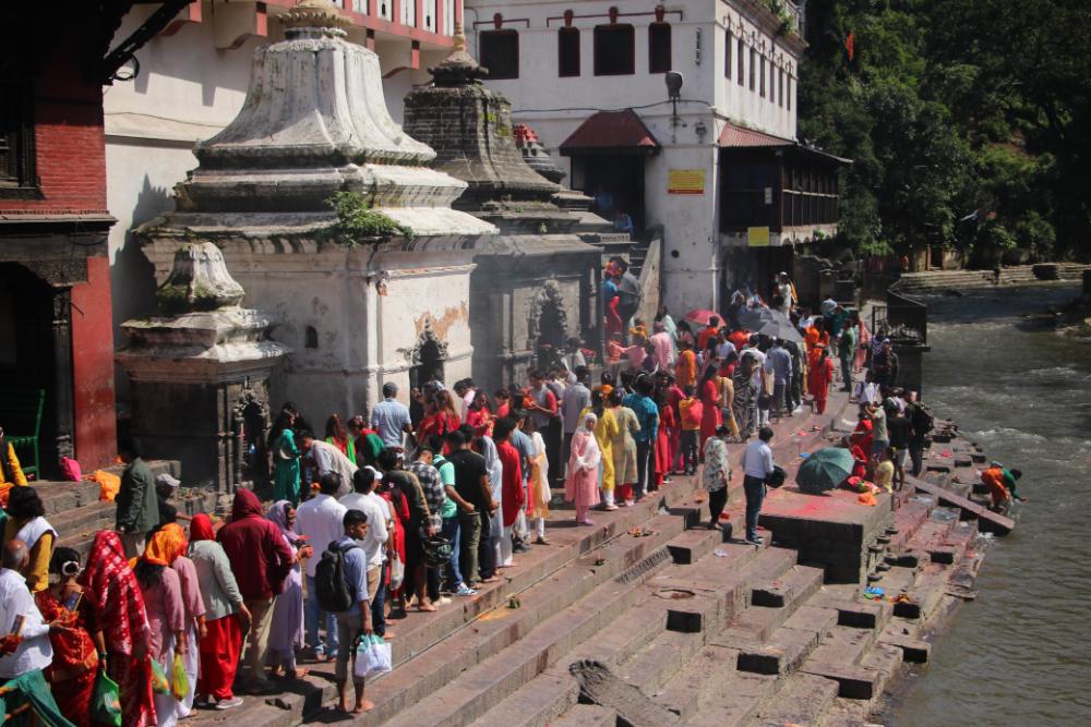 साउनको तेस्रो सोमबार आज पनि पशुपतिमा भक्तजनको भीड (तस्बिरहरु)