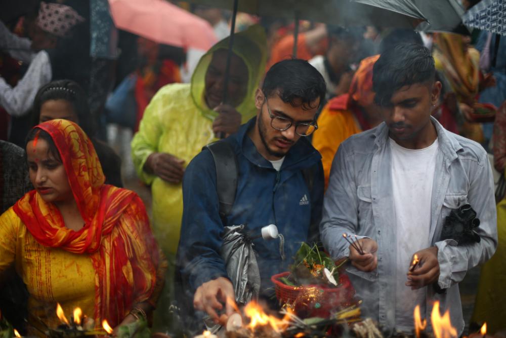 साउनको पहिलो सोमबार: पशुपतिनाथमा श्रद्धालुको घुइँचो (तस्बिरहरु)